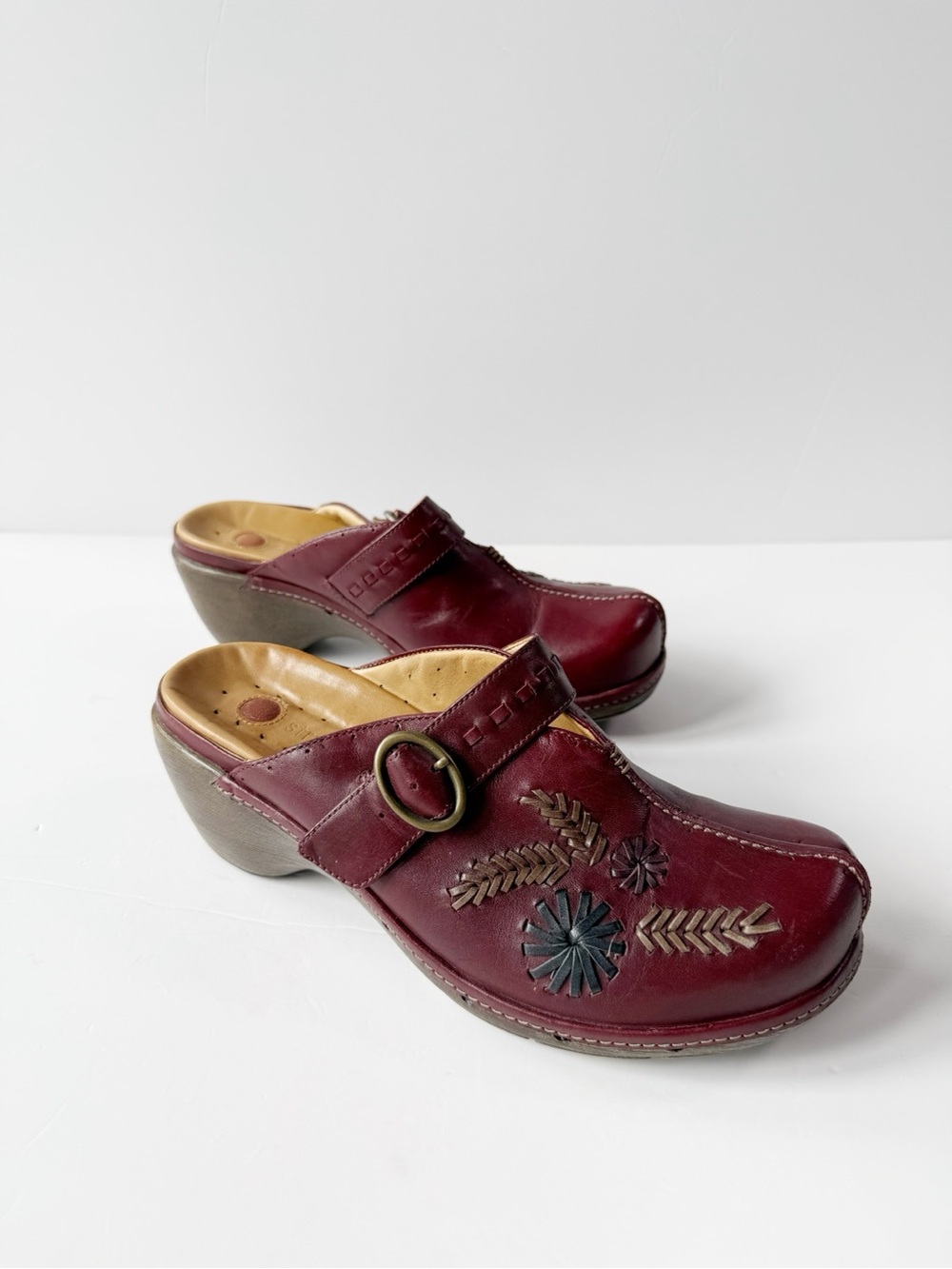 VTG Clarks Woman Burgundy Leather Slip-On Clog Mule Floral Stitch 8.5 Boho Folk